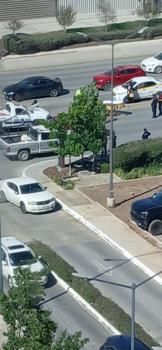 LeonhardTraffic's tweet photo. Un accidente más en la mala planeación de acceso a #paseovillalta @policiasaltillo @SaltilloGob motociclista atropellado. Gracias al circo de gobierno que tenemos en #Saltillo https://t.co/H7xXzjctvP