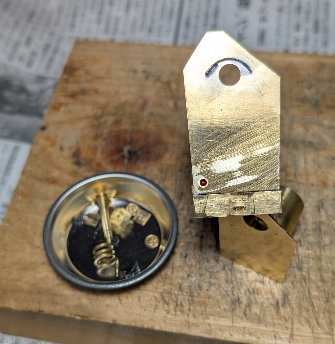 ブーキーヨ·バレイ3号機、テールライトはいつものエコーNo.1725。久しぶりにMVレンズの赤をと思い、Φ2.0のドリルで少々サラッた。
#不器用村物語
#On18