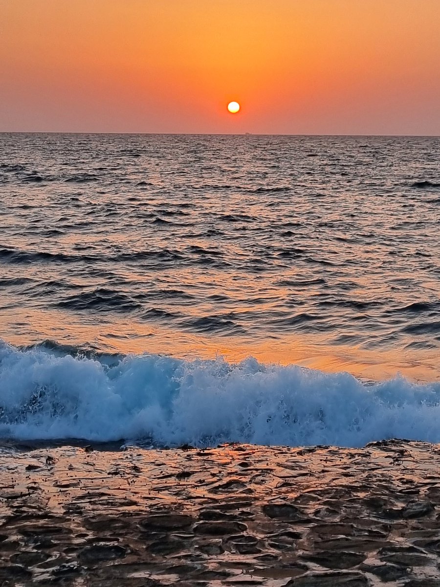 #بس_حبيت_اقول
"شاكٍ إِلى البحرِ اضطرابَ خواطري
فيجيبُني برياحِهِ الهَوجاءِ
ثاوٍ على صخرٍ أصَمَّ، وليتَ لي
قلبًا كهذي الصَّخرةِ الصَّمَّاءِ "