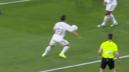 Selon <a href="/ArchivoVAR/">Archivo VAR</a>, la main de Brahim Diaz aurait du être sanctionné d'un penalty en faveur du Real Betis !! 😱

Sur les images on aperçoit qu'elle touche son épaule ❓
