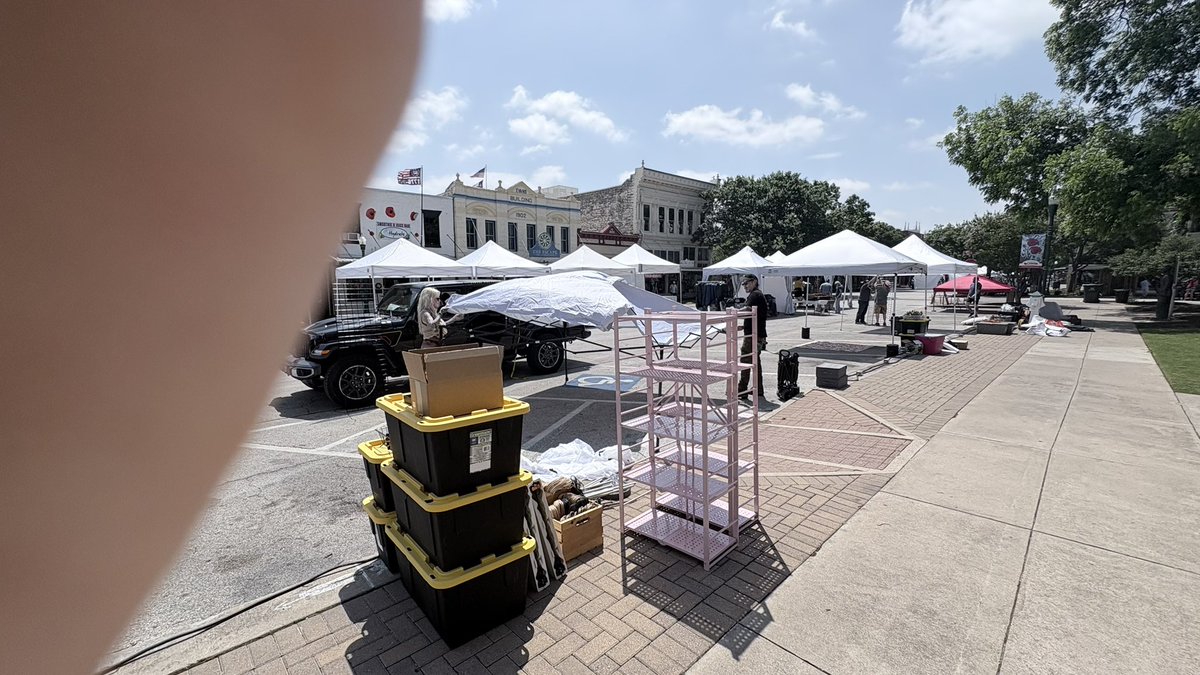 KoskionFOX7's tweet photo. Red Poppy Festival in Georgetown moments away from kicking off- set up started early-small business owners &amp;  vendors hoping the event, with a good weather forecast, will bring big sales over next 3 days. Event will test consumer spending &amp; local disposable income. @fox7austin https://t.co/uiBgAQxhRu