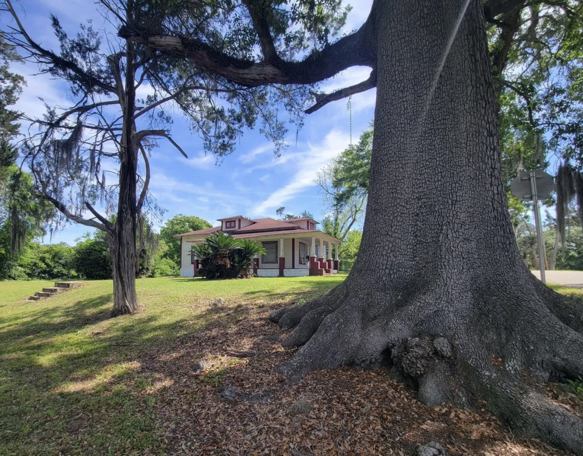 oldhouses100k's tweet image. Timeless 1910 #Florida Charmer on 1.2 #Acres – $90K. 
oldhousesunder100k.com/timeless-1910-…