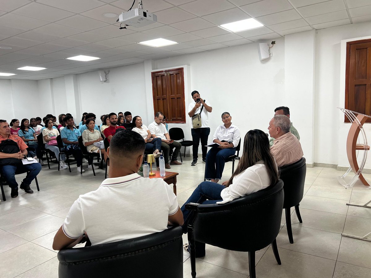 UniCaribe_'s tweet image. #AEstaHora | 🕐 Nuestros egresados de la Facultad de Ciencias Administrativas, Económicas y Contables atienden el evento "Historias de Éxito".

Los graduados invitados de hoy son Carlos Junco, egresado del programa de Administración en Agronegocios; Sugey De La Hoz Quintero, de