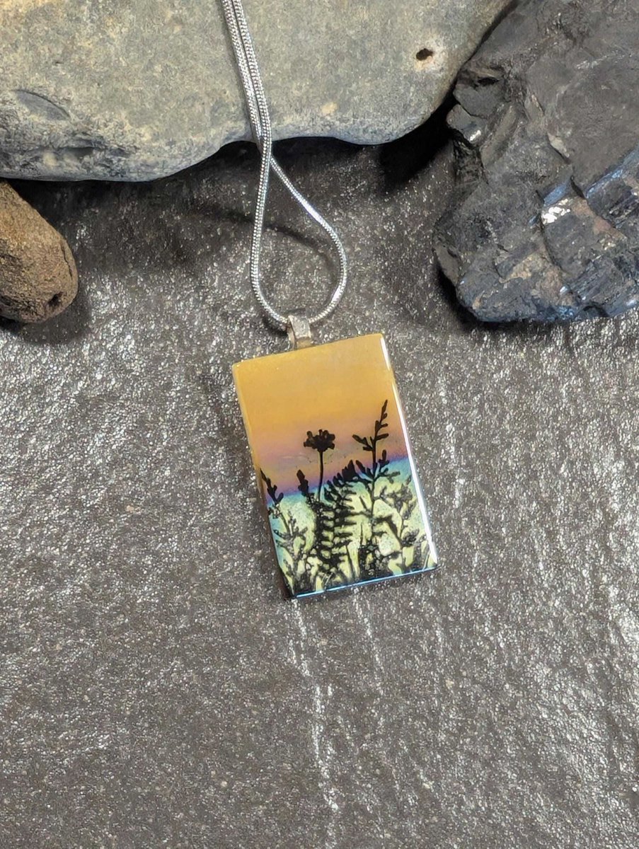Samphireglass's tweet image. A beautiful new reactive glass necklace. Lovely wildflower design made from black enamel applied to a unique reactive glass panel. A wonderful new pendant and gift ideas. 

#jewellery #fusedglass #mothersdaygifts

samphireglass.etsy.com/listing/4437...
