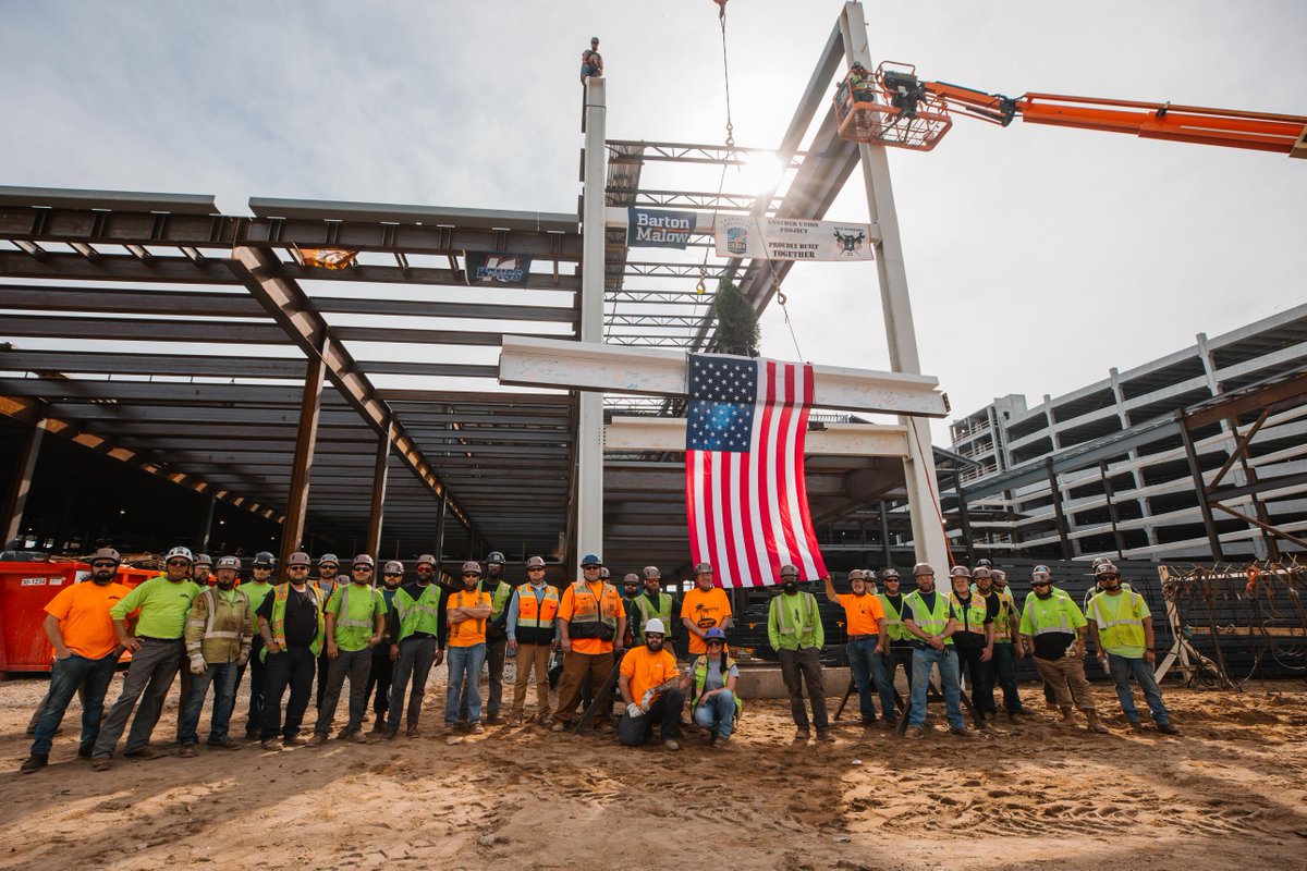 kzooeventcenter's tweet photo. Topped out &amp; one step closer.

@wmubroncos @kalamazoowings
@wmuhockey @westernmichu @wmu_wbb @wmumbb https://t.co/8kU51PgXye