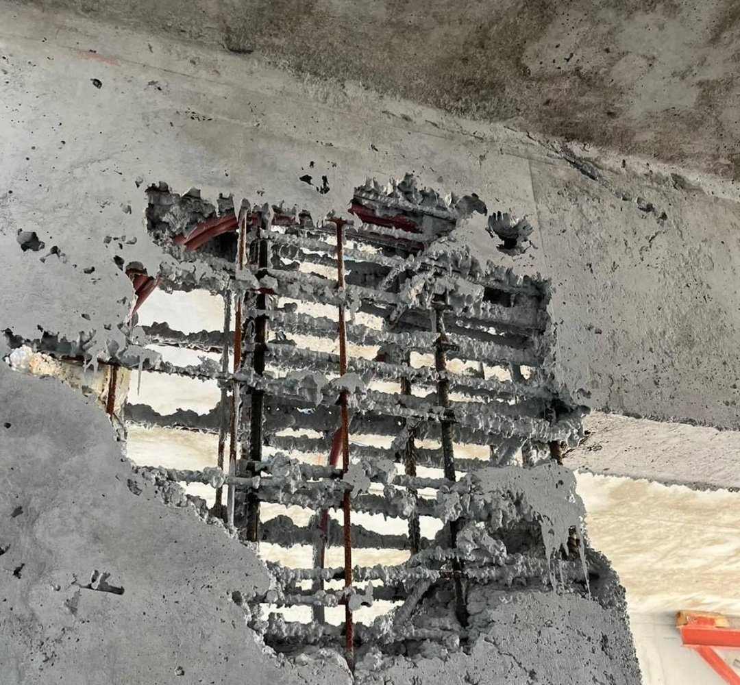 mf_tekdag34's tweet photo. Mies van der Rohe'nin "Az, çoktur" felsefesi, bu şantiyede yanlış anlaşılmış...
Beton o kadar azaltılmış ki maliyet/performans eğrisi dikey bir çöküşe geçmiş. Donatıların betonla olan toksik ilişkisi sona ermiş, her iki yapı malzemesi de birbirine "dokunmadan" yaşıyor. https://t.co/ZKCwdvXT0u