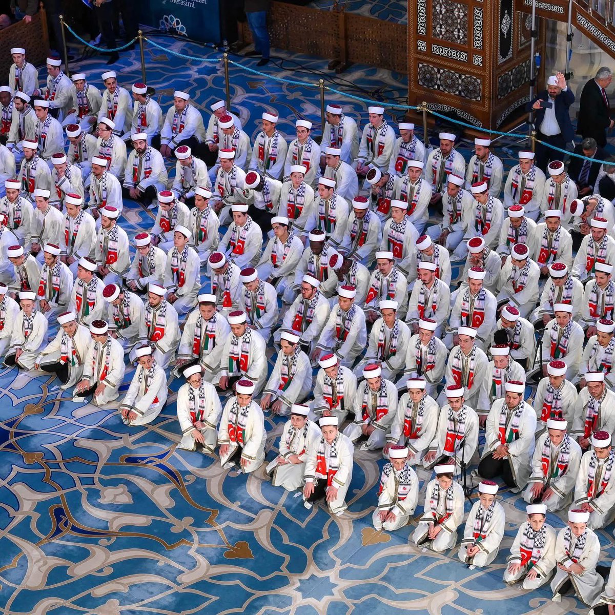 hilmiturkmen34's tweet photo. Kur’ân-ı Kerim’i hıfz ederek kalplerine emanet eden 333 hafızımızın icazet merasimine şahit olmanın bahtiyarlığını yaşadık. 

Kelâmullah’ı sinelerinde taşıyan bu müstesna evlatlarımızı, bu ulvî yolculukta sabır ve muhabbetle yanlarında duran fedakâr ailelerini ve ilim yolunda rehberlik eden muhterem hocalarımızı tebrik ediyorum.

Cenâb-ı Hak’tan niyazımız odur ki; Kur’ân’ın feyzi ve bereketi ömürlerine rehber, kalplerine şifa, yollarına nur olsun.