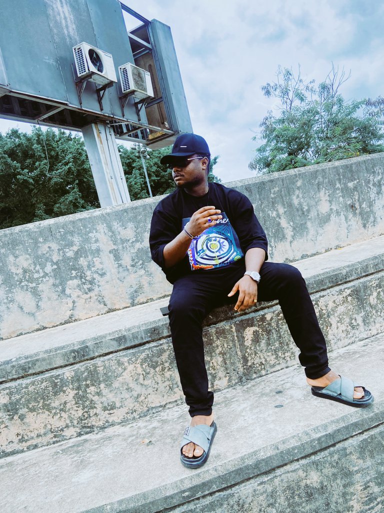 Bigpay_01's tweet image. Dem plenty wey no wish us well, but we thank God say God no be Man ❤️. 

Good evening, my people, how una dey ? ❤️. Godfather Is Active, let's get dinner for a few Bigpay families 💸💸💰. 

That purple ring 😇💜.  #30BG