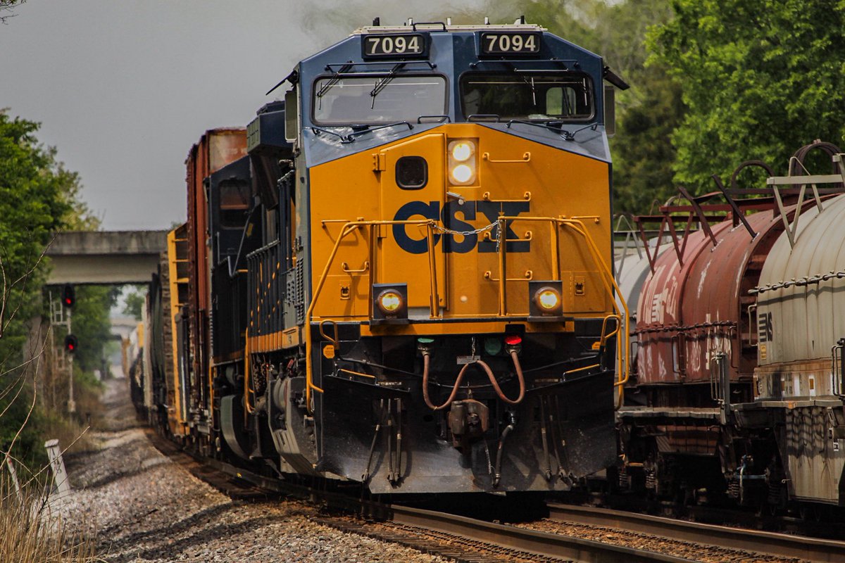 JJackson2716's tweet photo. CSXT 7094 leads M520 north this morning. https://t.co/8E3O5Y5ipu