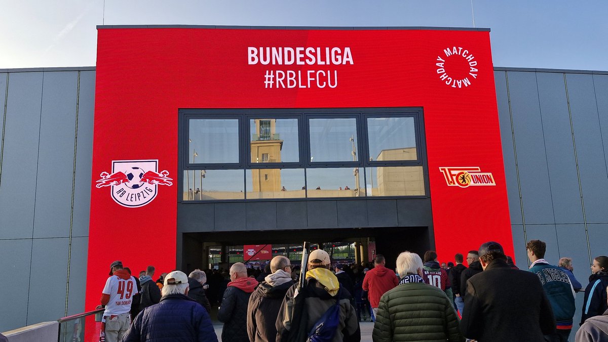 RBoligei's tweet photo. Auf ein erfolgreiches Spiel uns #RBFans. Mögen unsere Leipziger Rasenballer weiter von Sieg zu Sieg eilen 🙏
Gegen Union wird wohl kein schönes Spiel werden, aber mein 184. Heimspiel sollte eines werden.. mit der Möglichkeit einen großen Schritt Richtung Champions-League Quali https://t.co/yAZH7fmPXP