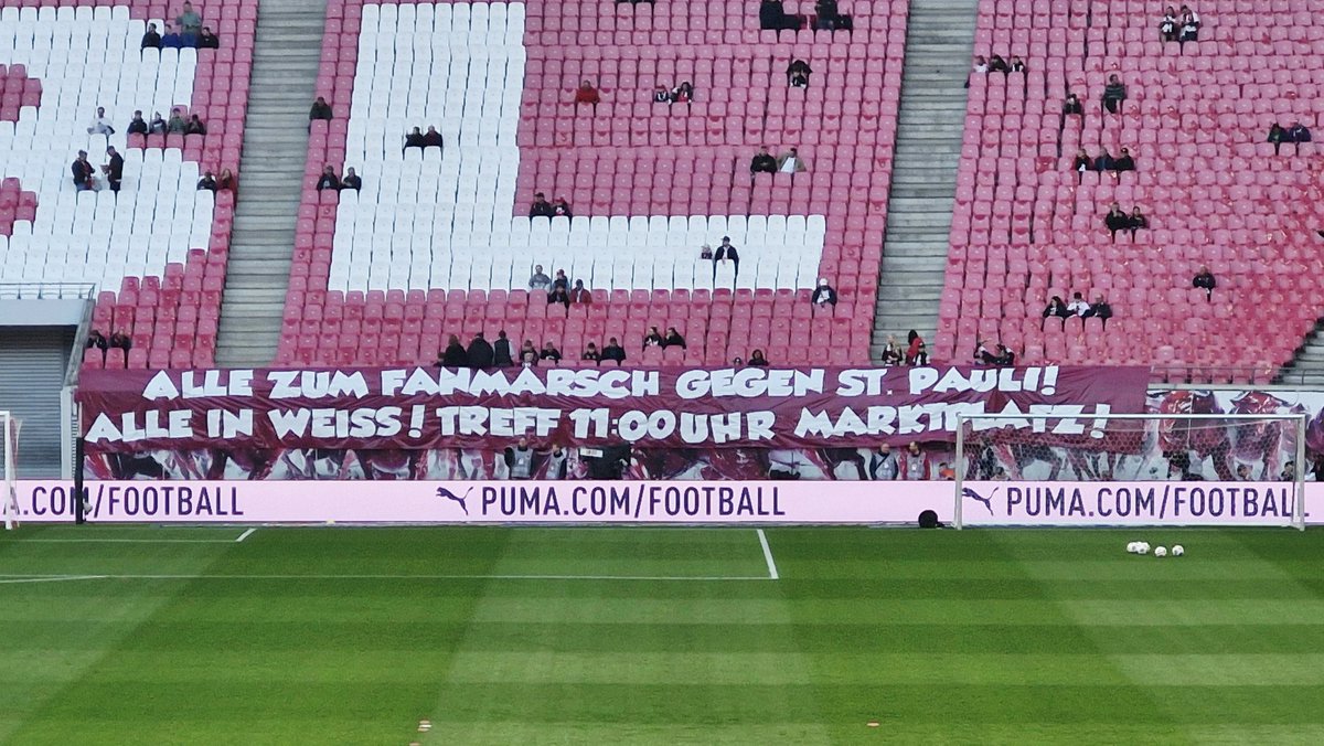 RBoligei's tweet photo. Auf ein erfolgreiches Spiel uns #RBFans. Mögen unsere Leipziger Rasenballer weiter von Sieg zu Sieg eilen 🙏
Gegen Union wird wohl kein schönes Spiel werden, aber mein 184. Heimspiel sollte eines werden.. mit der Möglichkeit einen großen Schritt Richtung Champions-League Quali https://t.co/yAZH7fmPXP