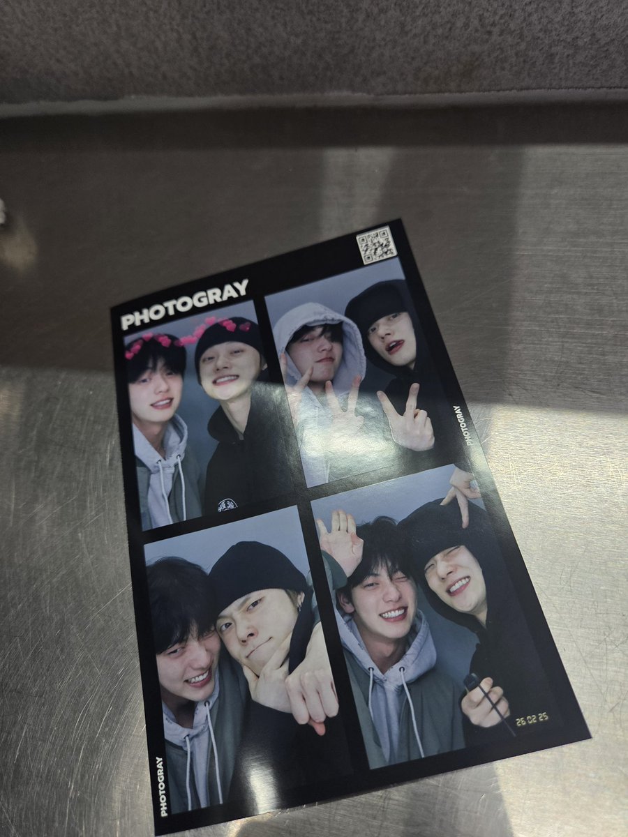 ebumaa's tweet photo. สรุปเรื่องยอนบินตามที่ฟังมาทุกรายการในทวิตเดียว คือเริ่มทะเลาะกันตอนทัวร์เมกา (เล่าในรายการมยองซู) เพราะยอนคาดหวังในตัวสุ้บมากในการเปนลีดเด้อละน้องทำไม่ถึงตามที่ยอนคิด ยอนเลยเฟดก่อน จากนั้นก็เริ่มอึดอัดใส่กันมาเรื่อยๆ สุ้บพยายามเข้าหาเพื่อเคลียร์ก่อนตลอด ก็เริ่มมาด้วยเรื่องเล็กๆแบบนั้น จนมาถึงอีกตอนที่ยอนเตรียมโซโล่แรก (เล่าในซาลอนดริป) อันนี้น่าจะหนักสุดเพราะยอนกดดันในการทำบั้ม สุ้บเห็นชัดมากว่าพี่ดูไม่ดีก็พยายามเข้าหาอีก ถามว่าพี่เปนยังไงบ้าง โอเคมั้ย แต่ยอนก็เลี่ยงว่าไม่เปนไร จัดการตัวเองได้ เพราะไม่อยากเอาเรื่องเครียดของตัวเองไปเล่าให้ใครฟัง แต่สุ้บมันเสียใจไปแล้วเพราะรุ้สึกว่ายิ่งพยายามเท่าไหร่ยอนก็ยิ่งสร้างกำแพงให้ตัวเองสูงขึ้นกว่าเดิม เลยตัดสินใจว่าในเมื่อพี่ยังไม่พร้อมก็จะให้เวลาพี่แล้วกัน ต่อให้ผ่านไป6เดือนยอนก็ยังเหมือนเดิม สุ้บเลยใช้ชีวิตต่อไปแบบนั้น ทุกอย่างมันกินระยะเวลานานจนตึงใส่กันจนไม่สามารถต่อบทสนทนาง่ายๆกันได้อีกด้วยซ้ำ ระหว่างนั้นมีตอนที่จับฉลากและต้องนอนห้องเดียวกันที่ญป (เล่าใน idol human theater) ก็ไม่ได้นอนเพราะสุ้บมันคิดมากเลยไปอยู่ที่ห้องอื่นก่อนที่จะไปคุยจิงจังกับยอน ชีไปตบตีกับความคิดตัวเองว่าคุยเรื่องไหนดี แต่สุ้บมันดันหลับไปเลย.. ทำให้คืนนั้นยอนต้องนอนคนเดียว ยอนเลยแบบโอเค คิดซะว่าเดี๋ยวเรื่องมันก็ผ่านไป ในเหตุการณ์ก็มีเมมเบ้ออีกสามคนคอยช่วย มีไปตั้งกรุ้ปแชทแยกเพื่อคิดกันว่าจะทำยังไงให้พี่สองคนคืนดีกันสักที และพอโปรโมทโซโล่จบ ยอนดิ่งไปอีกสามเดือนเพราะหมดไฟ เลยไปจบที่ปร���กษาพี่นัมจุน พี่เขาก็บอกมาว่าให้ยอนกล้าที่จะเผชิญกับสิ่งที่ไม่สบายใจ ยอนก็เลยทบทวนตัวเองประกอบกับสิ่งที่พี่นัมจุนพูด สุดท้ายก็ตัดสินใจชวนสุ้บออกไปดื่มด้วยกันครั้งแรกในรอบสิบปี (ปกติสุ้บชวนก่อนตลอด) ตอนสุ้บได้รับข้อความก็คือเครียดไปสองวันว่าเรื่องไรวะ อยุ่ดีๆมาชวนออกไปดื่มแบบนี้ ���็เลยเปนที่มาของโฟโต้บูทเคลียร์ใจ ยอนเปิดเผยทุกอย่างกับสุ้บหมดแม้กระทั่งจุดอ่อนของตัวเอง จนสุ้บฟังละร้องไห้หนักมาก สิ่งที่สุ้บจะบอกพี่ยอนทุกครั้งที่ทะเลาะกันคืออยากให้พี่ลองเรียนรู้ที่จะเข้าหาน้องก่อนบ้าง ใดๆพอดีกันแล้วน้องสุ้บก็เลยให้วันที่ 25 กุมภาเปนวันครบรอบของตัวเองกับพี่ยอน เดบิ้วรูปถ่ายที่มีค่าที่สุดในวันนั้นเพราะสิ่งที่ได้ไปต่อคือความรัก���🩷 แต่อยากให้ทุกคนไปดูรายการกันเยอะๆจ้า จะได้เข้าใจทั้งสองคนมากขึ้นว่าต่างคนต่างมีเหตุผลของตัวเอง