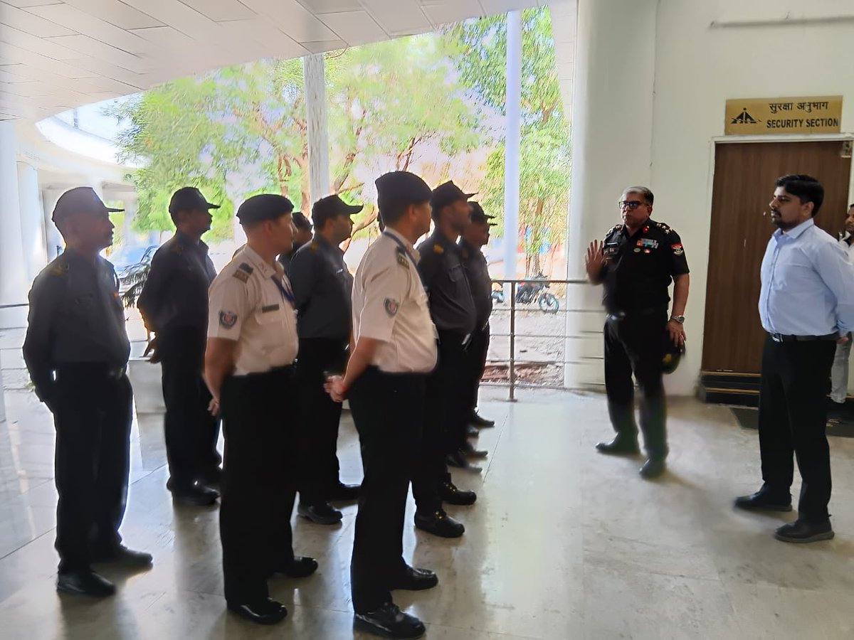 dgrIndia's tweet image. Brig Vikas Batra,ADG DRZ (Central), visited AAI Bhopal on 22 Apr &amp;amp; interacted with officials &amp;amp; #DGR-sponsored security guards. Key issues pertaining to the DGR Security Agency Scheme were discussed to enhance effectiveness &amp;amp; welfare.
@adgpi
@indiannavy
@IAF_MCC
@SpokespersonMoD