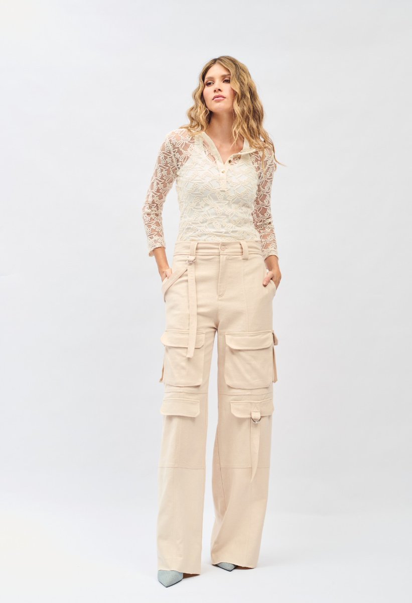 argemiro_sierra's tweet image. Llegó el fin de semana y con el la manera de verte más relajada sin dejar la elegancia y lo chic de lado.
Blusa en blonda con botones dorados y top interior, pantalón tipo cargo en algodón crudo para ese look de viernes 💖🫶💐
argemirosierra.com
#Vogue #Colombia #Moda #trend