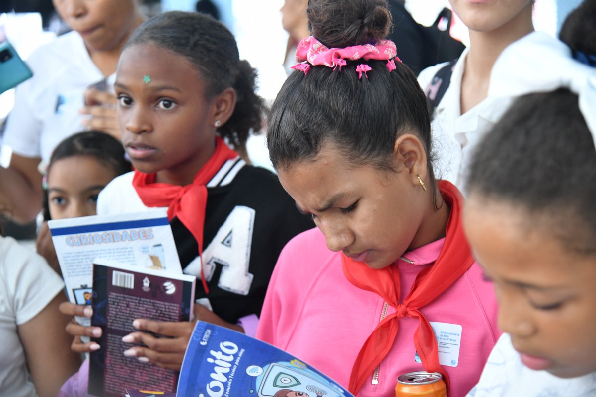 #Cuba celebró este 23 de abril la Actividad Central por el Día Internacional de las #NiñasEnLasTIC, en el Palacio de Computación de #LaHabana. Espacio inclusivo que reunió a niñas, jóvenes y profesionales, reafirmando su papel en la transformación digital del país. 
 1/5