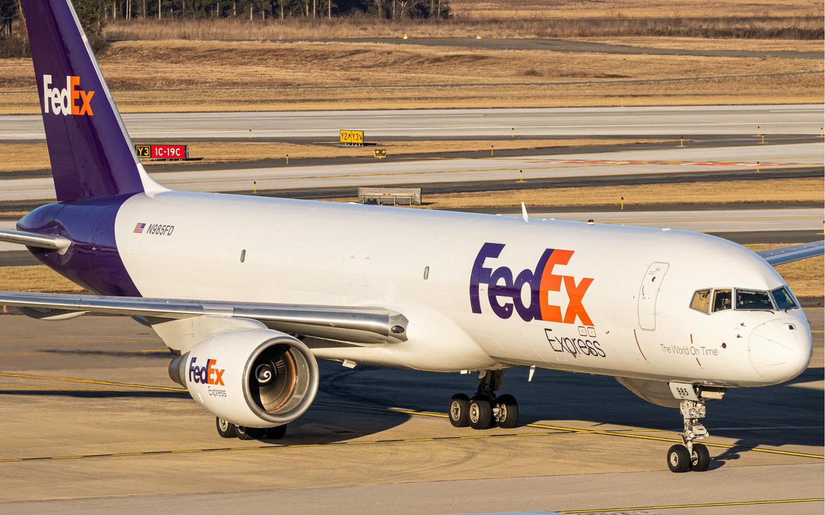 FedExEurope's tweet photo. Itโs Friday.
Taxi clearance received. โ๏ธ๐ป
๐ธ kopikx_
#FridayFanPhoto https://t.co/5y5JGhWWQ0