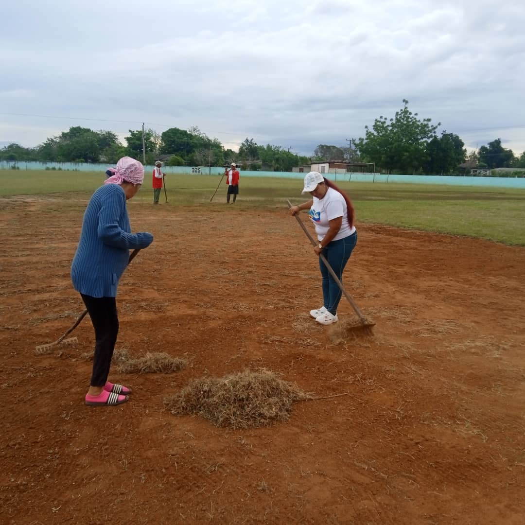 Mayelin7403's tweet photo. Los trabajadores del Combinado Deportivo N.º 2 Israel Oliva Montejo, realizan  cambio de labor contribuyendo  al cuidado  de nuestras instalaciones deportivas en saludo al 1ro de mayo y el  Centenario del Comandante. #DeporteCautoCristo #CautoCristo #ProvinciaGranma https://t.co/eID63cf1yF
