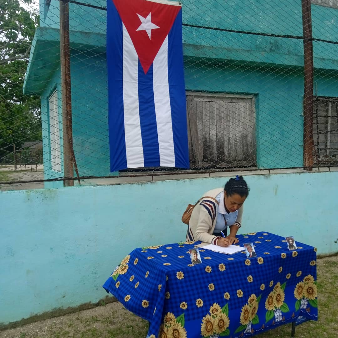 Mayelin7403's tweet photo. Los trabajadores del Combinado Deportivo N.º 2 Israel Oliva Montejo, realizaron la Firma del Compromiso  de apoyo a la Patria, en contra del Bloqueo y encontra de una Agresión Militar #DeporteCautoCristo #CautoCristo #ProvinciaGranma https://t.co/h0xBu96Dsx