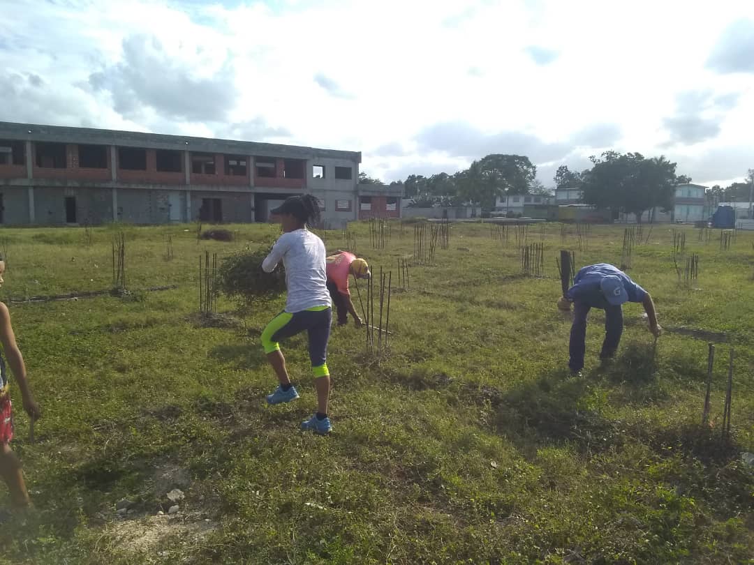 Mayelin7403's tweet photo. Los trabajadores del Combinado Deportivo N.º 1 Ángel Fernández Parra realizan  un cambio de labor para contribuir en el   cuidado  de nuestras instalaciones deportivas en saludo al 1ro de mayo.  #DeporteCautoCristo #CautoCristo #ProvinciaGranma  #LaPatriaSeDefiende https://t.co/7TXJwwHSzx
