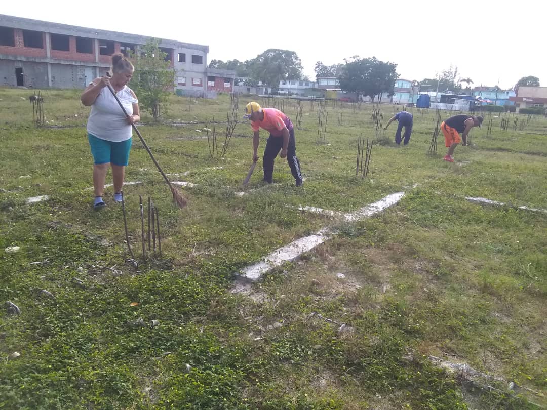 Mayelin7403's tweet photo. Los trabajadores del Combinado Deportivo N.º 1 Ángel Fernández Parra realizan  un cambio de labor para contribuir en el   cuidado  de nuestras instalaciones deportivas en saludo al 1ro de mayo.  #DeporteCautoCristo #CautoCristo #ProvinciaGranma  #LaPatriaSeDefiende https://t.co/7TXJwwHSzx