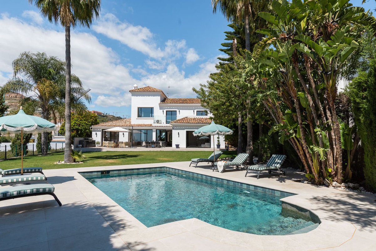 emile_issa's tweet photo. Luxury 6-bed | 6-bath villa in El Paraiso, Benahavis #Marbella 

Fully renovated with #seaviews custom marble #kitchen #terraces #garden #pool

Turn-key with underfloor heating A/C &amp; smart systems.

Built: 372m² | Plot: 1021m²
 €2,750,000

DM for Info

🌊🏡 #Spain #CostaDelSol https://t.co/khSFd6dwjw