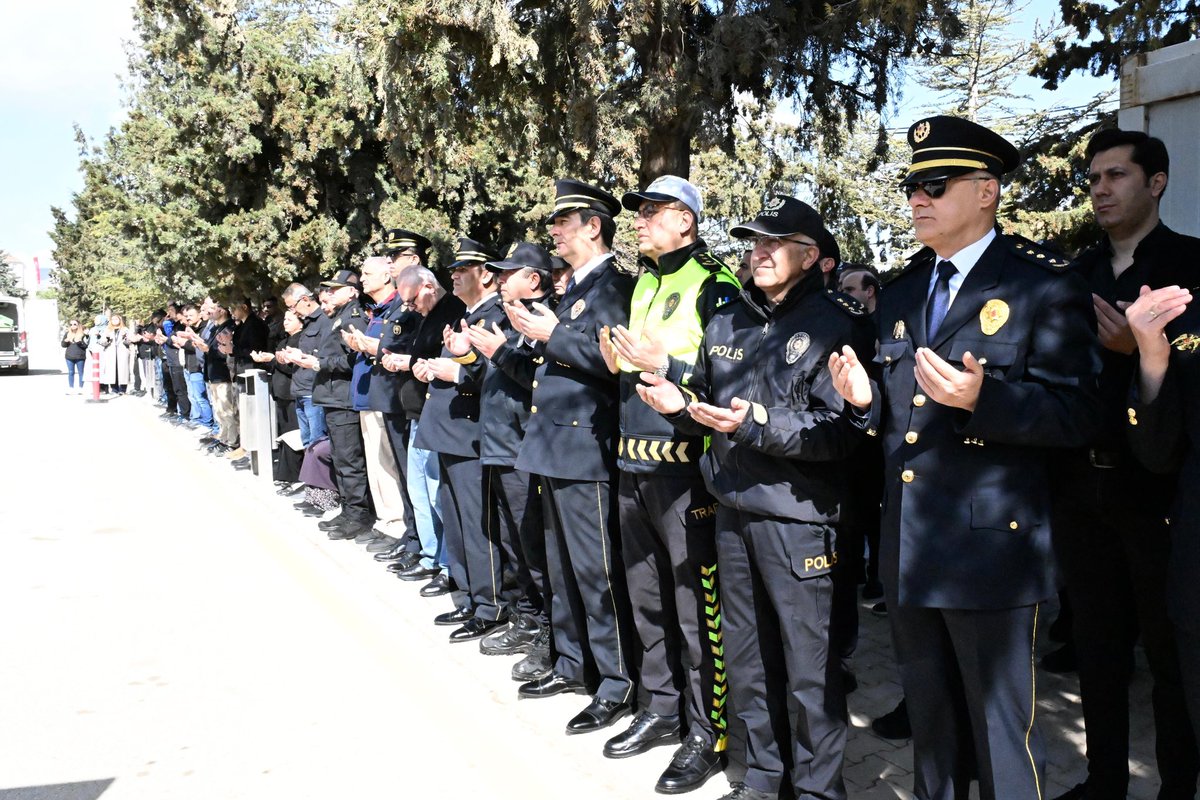 KonyaEmniyeti's tweet photo. Geçirdiği hastalık sonucu tedavi gördüğü hastanede vefat eden Selçuklu İlçe Emniyet Müdürlüğü kadrosunda görevli Polis Memuru Zehra MERAL için Yazır mezarlığında tören düzenlendi.

İl Emniyet Müdürümüz Sayın Maksut YÜKSEK, meslektaşlarımız ve vatandaşlarımızın katıldığı törenin ardından vefat eden personelimizin naaşı defnedilmek üzere memleketi Denizli iline uğurlandı.

Meslektaşımıza Allahtan rahmet, ailesine, yakınlarına ve milletimize başsağlığı dileriz.🇹🇷

Mekanı Cennet, Ruhu Şâd Olsun.🇹🇷

@Maksutyuksek