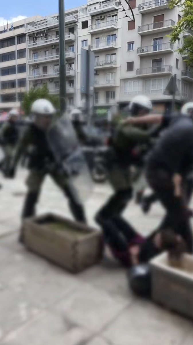 Soupiera's tweet photo. Πριν χρόνια είχαμε παρόμοιο περιστατικό με έναν άτυχο Κύπριο στη Θεσσαλονίκη.
Πότε θα καταλάβει η κυβέρνηση ότι οι ζαρντινιέρες είναι κίνδυνος-θάνατος; https://t.co/CCwubuI8qo