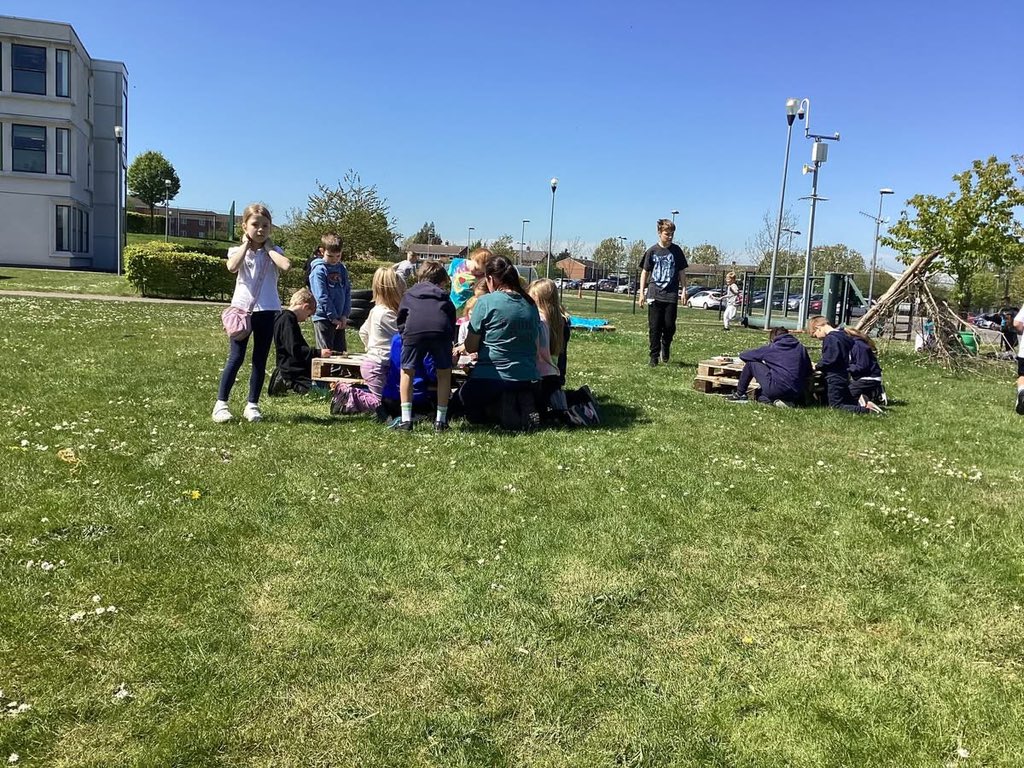 HolyTrinity316's tweet photo. Class 3 (year 2) had a great afternoon in the sunshine taking part in Forest school activities. The class really enjoyed working with Dee from Fenn's Den and learning some new skills. #holytrinitystars https://t.co/tL48xQBq2b