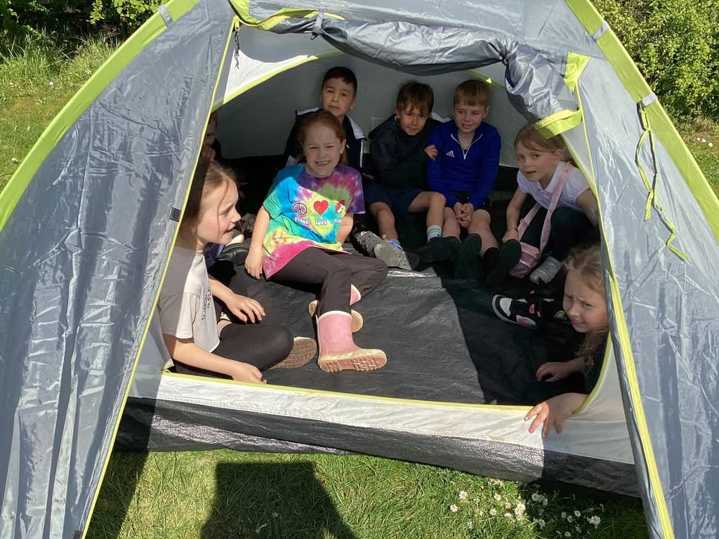 HolyTrinity316's tweet photo. Class 3 (year 2) had a great afternoon in the sunshine taking part in Forest school activities. The class really enjoyed working with Dee from Fenn's Den and learning some new skills. #holytrinitystars https://t.co/tL48xQBq2b