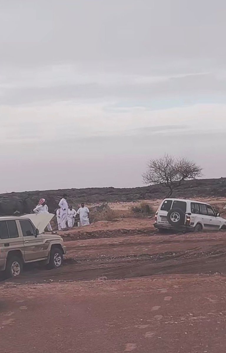 Faz3h2020's tweet photo. باشر أعضاء  فريق جمعية فزعة الشمال سياره عالقه بالطين في الحايط بقيادة / ابو عزام وقامو بسحبها واخراجها. كتب الله لهم الاجر والثواب. 
#جمعية_فزعة_لشمال_للبحث_والانقاذ  #فريق_فزعة_الشمال_للبحث_والانقاذ https://t.co/zbzvbLWPDk