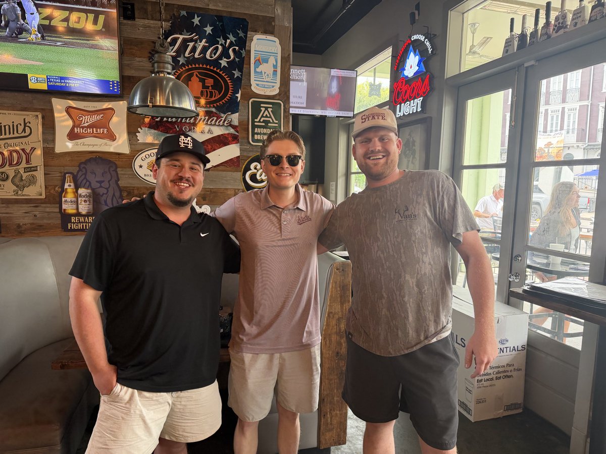 FitzMiddleFinga's tweet photo. Got our picture with Kody in Starkville. 

“No ones ever wanted a picture with me” -Kody

@BFW @clubtrillion @EBoKnowss  @TJHitchings @mostlysports @Caleb_K51 https://t.co/3dFlYA2Tfy