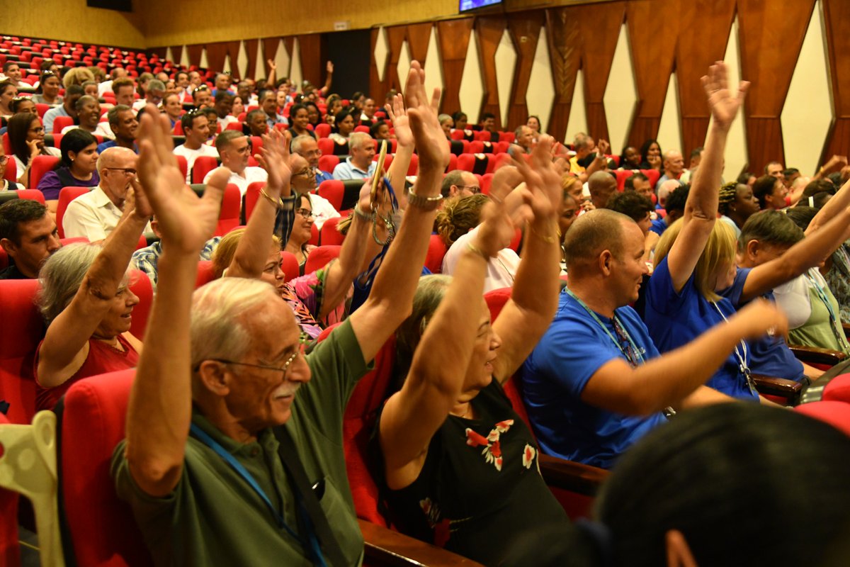 En el teatro de <a href="/MINCOMCuba/">Ministerio de Comunicaciones Cuba</a> este 23 de abril celebramos la Plenaria del <a href="/SNTCIE_Cuba/">SNTCIE</a> en #LaHabana, rumbo al #1Mayo. Junto a mis compañeros plasme #MiFirmaPorLaPatria, por la paz y en defensa de #Cuba Socialista, porque #LaPatriaSeDefiende. 
1/5