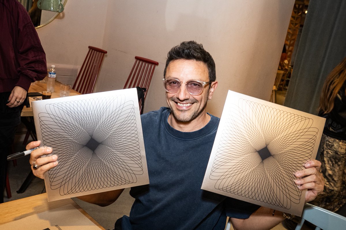 ntvgoficial's tweet photo. El vinilo de Florece En El Caos ya está disponible en todas las disquerias de Argentina y en la tienda online: https://t.co/wGQ5gFUfjm 🇦🇷 Y además, para quienes vienen al show de Ferro el sábado, pueden comprarlo online y retirarlo en el estadio. 💿🙌 https://t.co/IoocoZXTV7