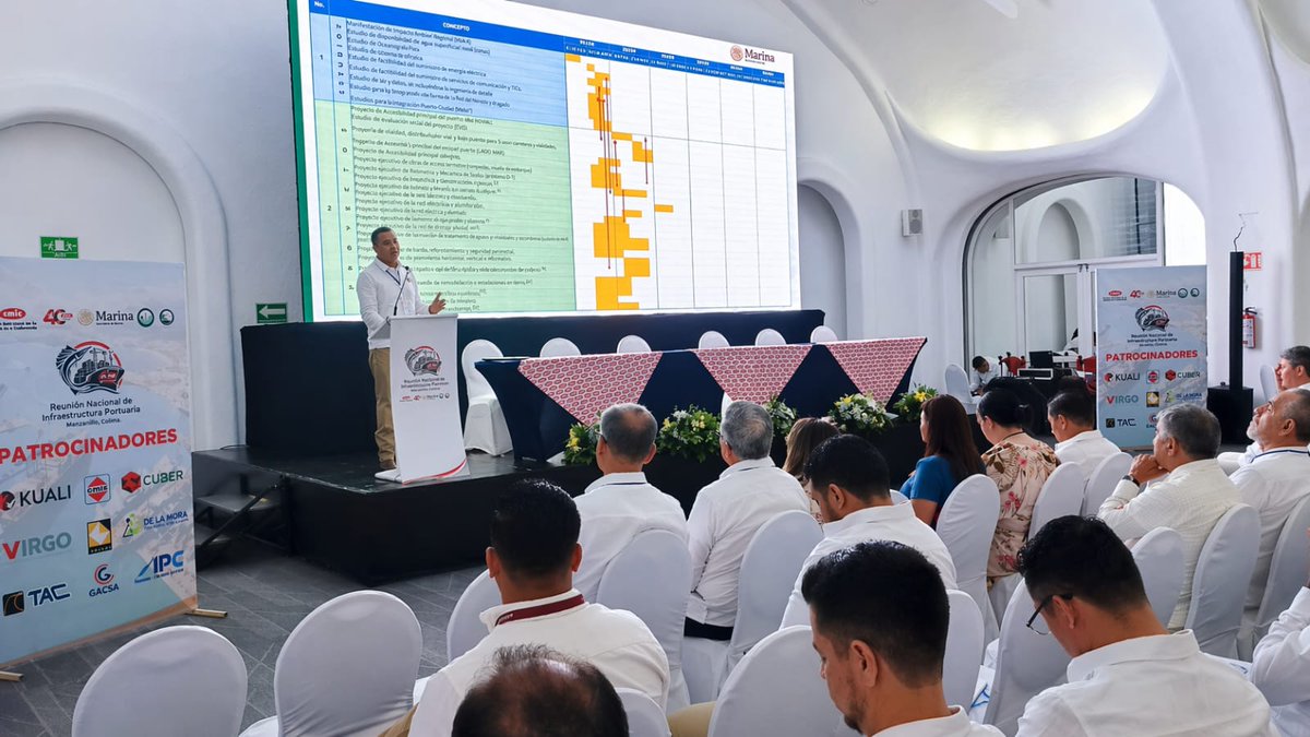 cmicnacional's tweet photo. México se juega su competitividad logística en sus puertos, y Manzanillo está al frente. ⚓️🔥

En la segunda ponencia de la Reunión Nacional de Infraestructura Portuaria de la CMIC, el Vicealmirante José Ignacio Moreno Díaz, Director General de @ASIPONA_Man, delineó la visión de expansión del puerto más dinámico del país, posicionando a la Laguna de Cuyutlán como un polo estratégico para incrementar la capacidad operativa, atender la creciente demanda de carga contenerizada y consolidar a México como plataforma logística global.

Se refrenda la disposición del sector constructor para acompañar este desarrollo estratégico, sumando capacidades técnicas, inversión y ejecución para fortalecer la infraestructura portuaria del país. 🏗️🇲🇽