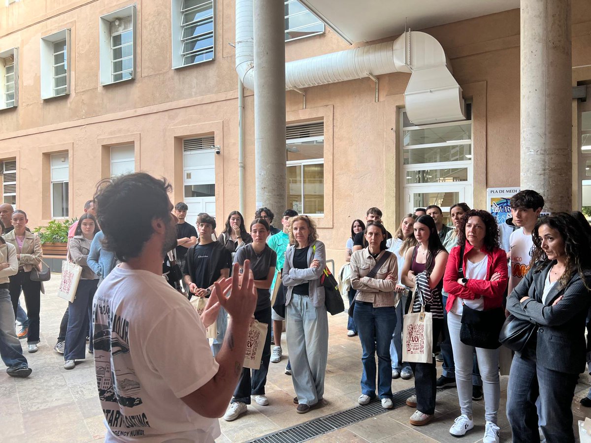 craiURV's tweet photo. 📚 Mostrem el #CRAIMedicina a la Facultat @URVmedicina en les #JornadesPortesObertes2026!

 Esperem veure-us aviat com a estudiants de la @universitatURV 🎓😉

#JPO2026 #ComunitatURV #VidaUniversitària #Estudiants https://t.co/zXLchjsE0n