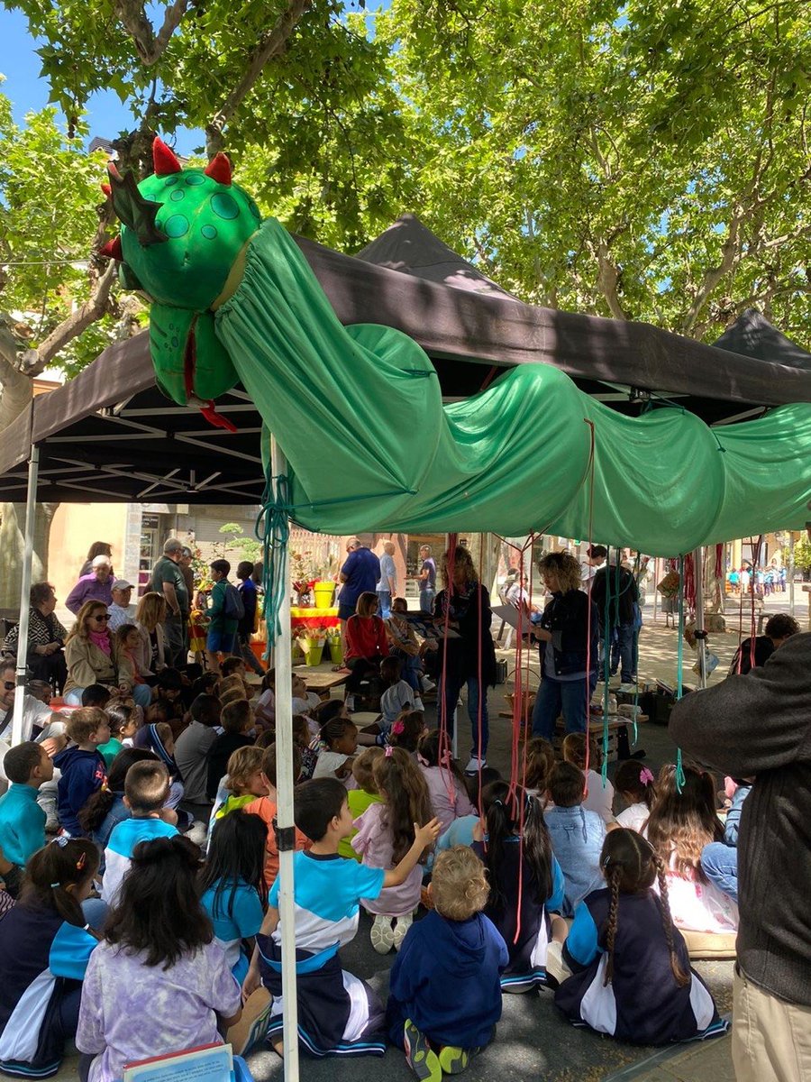 OmniumSegUr's tweet photo. Sant Jordi Agramunt. 
Dins del PEE i en col.laboració amb la Biblioteca i l'Assoc de Celíacs de Catalunya hem explicat a infants i padrins dos contes "El Manelic sempre té gana" per entendre la celiaquia i "Tots els petons del món" perquè de petons n'hi ha de totes menes i colors https://t.co/j4cUlsgP0m