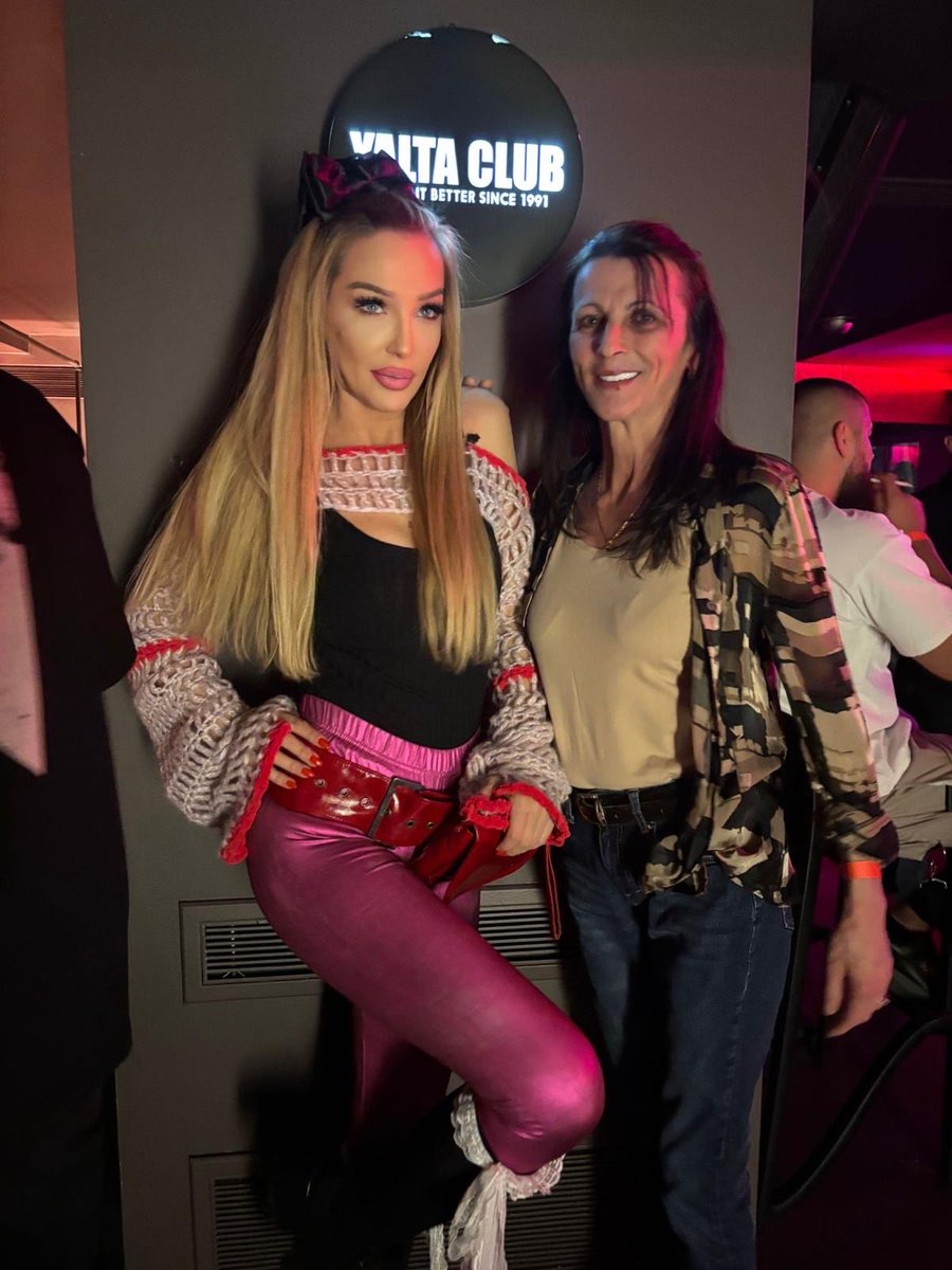 DiscoMANGAdjane's tweet image. #also me and about my last fridaYaYYY #or how I feel , anytime when someone wants a picture with me ,, honestly I feel like a monument of the culture😎thank you  … 💁‍♀️✌️