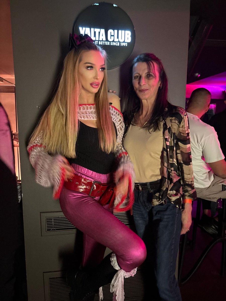 DiscoMANGAdjane's tweet image. #also me and about my last fridaYaYYY #or how I feel , anytime when someone wants a picture with me ,, honestly I feel like a monument of the culture😎thank you  … 💁‍♀️✌️