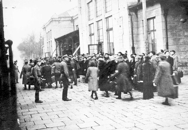 TomFromKatowice's tweet image. My name is Berek Rosenberg 🔯 🇵🇱,
a merchant from Sosnowiec, born on April 2️⃣4️⃣, 1900.
I was murdered by #Germans in their #death camp #Auschwitz on March 20, 1942 at the age of 4️⃣1️⃣ only because I was a #Jew. 
I survived 7️⃣0️⃣ days.
Please, #NeverForget me!
#Genocide 
#WWII