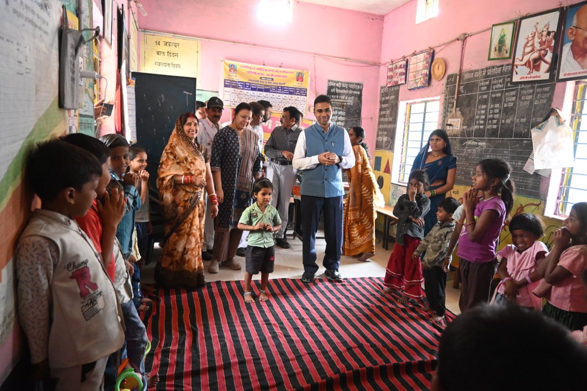 BalodaBazarDist's tweet image. कलेक्टर श्री कुलदीप शर्मा ने आंगनबाड़ी केन्द्र लाहोद का किया निरीक्षण, बच्चों से पूछे कई बुनियादी सवाल, बच्चों क़ी सक्रियता को किया प्रोत्साहित, कुपोषित बच्चों को एनआरसी में भर्ती कराने के दिए निर्देश।
#balodabazar 
#inspection