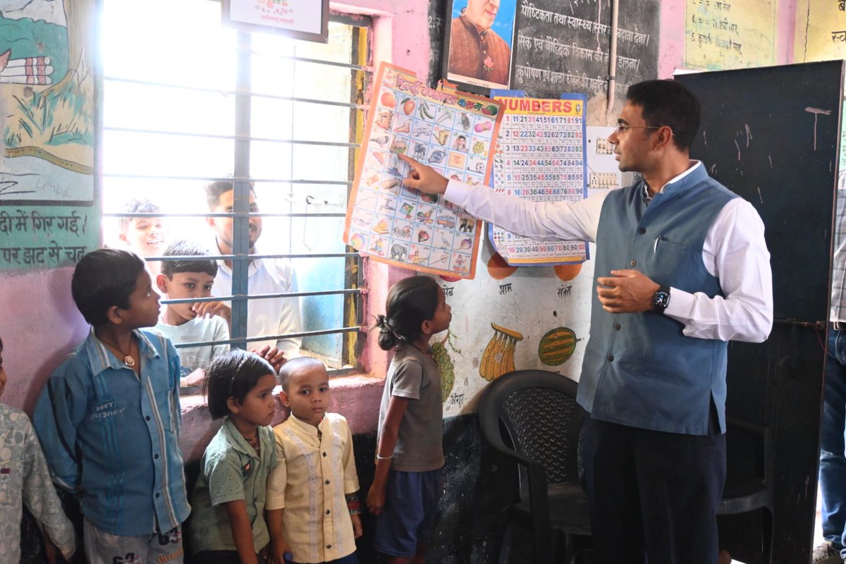 BalodaBazarDist's tweet image. कलेक्टर श्री कुलदीप शर्मा ने आंगनबाड़ी केन्द्र लाहोद का किया निरीक्षण, बच्चों से पूछे कई बुनियादी सवाल, बच्चों क़ी सक्रियता को किया प्रोत्साहित, कुपोषित बच्चों को एनआरसी में भर्ती कराने के दिए निर्देश।
#balodabazar 
#inspection