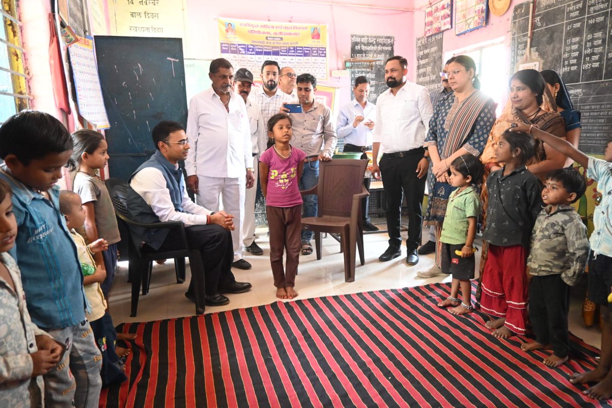 BalodaBazarDist's tweet image. कलेक्टर श्री कुलदीप शर्मा ने आंगनबाड़ी केन्द्र लाहोद का किया निरीक्षण, बच्चों से पूछे कई बुनियादी सवाल, बच्चों क़ी सक्रियता को किया प्रोत्साहित, कुपोषित बच्चों को एनआरसी में भर्ती कराने के दिए निर्देश।
#balodabazar 
#inspection