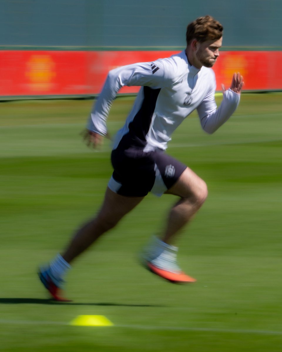 FansTribeHQ's tweet image. Manchester United defender, Matthijs de Ligt is back working on the grass, under the supervision of the club’s medical staff. He has not played a game since November 😲

#deligt #manutd #manchesterunited