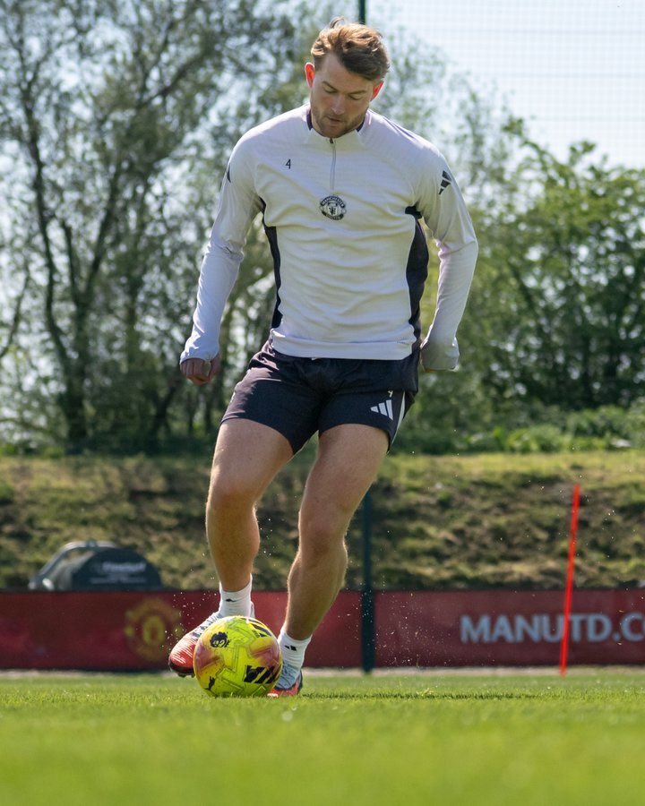 FansTribeHQ's tweet image. Manchester United defender, Matthijs de Ligt is back working on the grass, under the supervision of the club’s medical staff. He has not played a game since November 😲

#deligt #manutd #manchesterunited