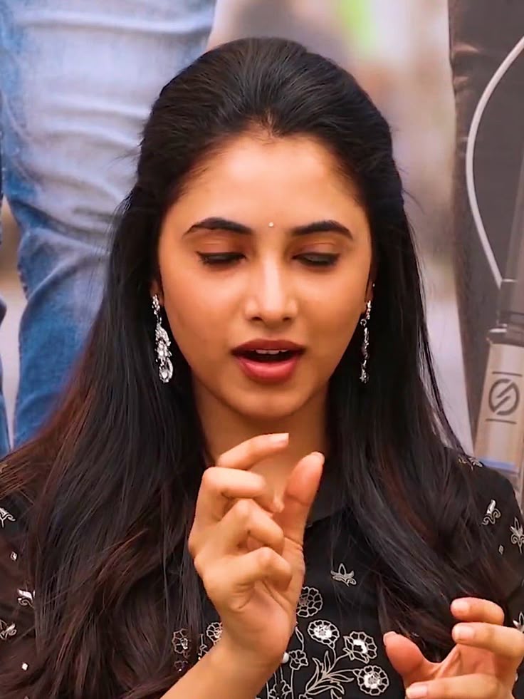 xxxboy_181's tweet photo. Me and my akka @priya__2210 🥵

Akka : deii ena da room kai adichitu iruka🤭😋

Me :ahhh akka yaruta um solatha 😅

Akka : na la solamatan daa😋😋 

Mee : ena ka pathutee iruka 😁😁

Akka :pudichi oombanum pola iruku da🥵🥵🤤

Mee: adi pavi akka sari vaaa🥵🥵🙈 https://t.co/qw8kmRtgVI