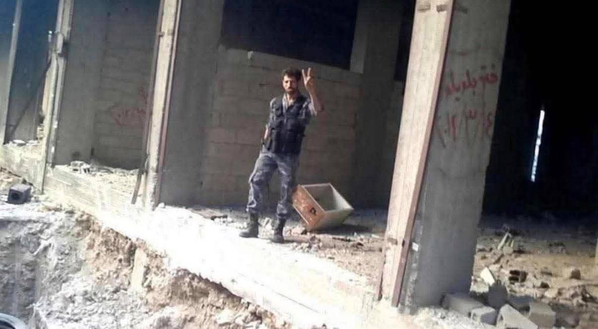 QalaatAlMudiq's tweet image. #Syria: Hijri shelters a number of Regime war criminals, though not all - especially not those killed over a decade ago.

The man seen in the leaked video, with the V sign while executing people in Tadamon district along with Amjad Youssef, was killed in 2015 - and in Tadamon