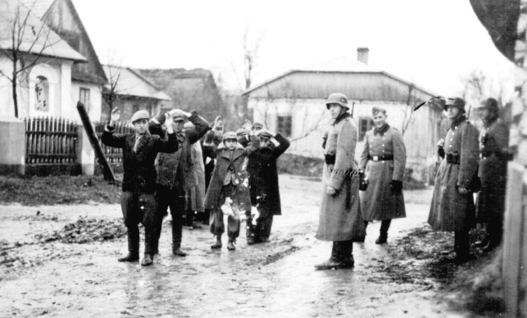 TomFromKatowice's tweet image. My name is Władysław Nocko 🇵🇱,
a clerk from Lublin, born on April 2️⃣4️⃣, 1898.
I was murdered by #Germans in their #Death camp #Auschwitz on Oct. 30, 1941 at the age of 4️⃣3️⃣ only because I was a #Pole. 
I survived 3️⃣ months.
Please, #NeverForget me!
#NeverAgain 
#genocide 
#WWII