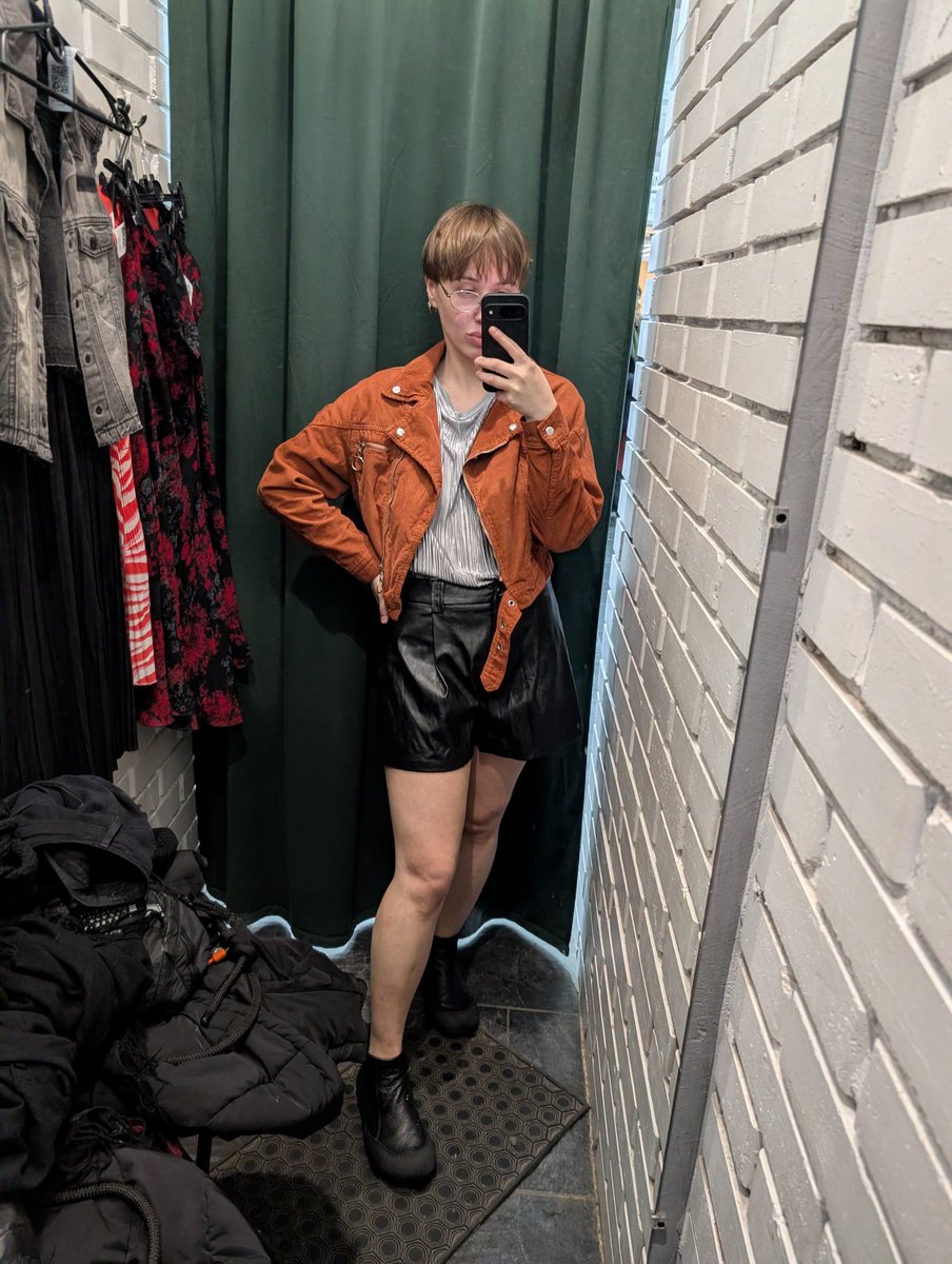 Художниця-керамістка tweet media