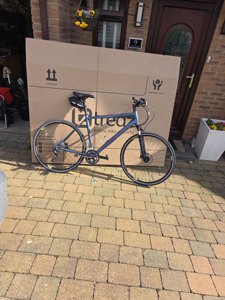 kevcar168's tweet photo. @TredzBikes 

Three weeks to sort a Warranty claim and still no progress. Keep insisting that they've sent the right box to return forks...you judge... https://t.co/cHJlt5W4LJ