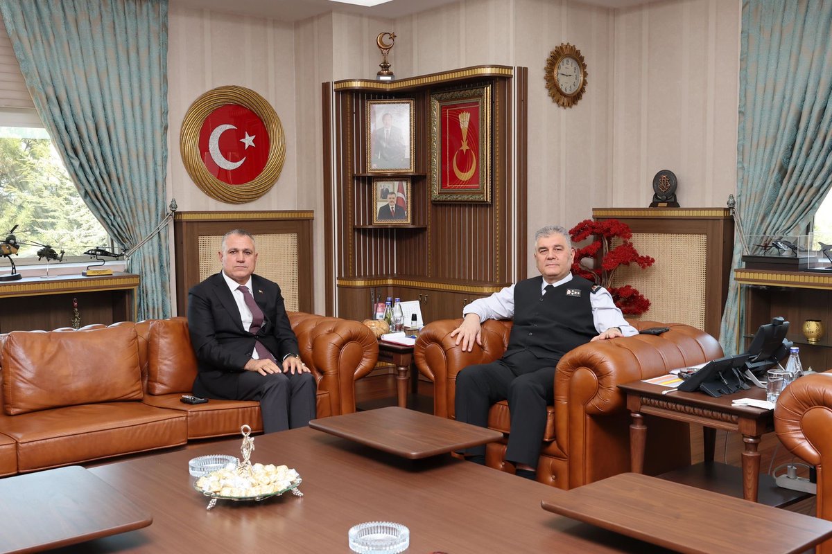 MehmetGungor073's tweet photo. Her zaman Şehit Gazi Ailelerimizin ve Güvenlik Korucularımızın yanında olan kıymetli büyüğümüz çok değerli Jandarma Genel Komutanımız Orgeneral sayın Ali ÇARDAKCI Paşamızı ziyaret edip Güvenlik Korucularımızla ilgili istişarelerimizi yaptık   Kıymetli Komutanımıza misafirperverliği için şükranlarımızı arz ediyoruz.